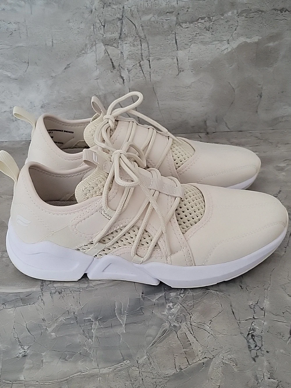 Fabletics Cream Brookside Performance‎ Sneaker Size 7